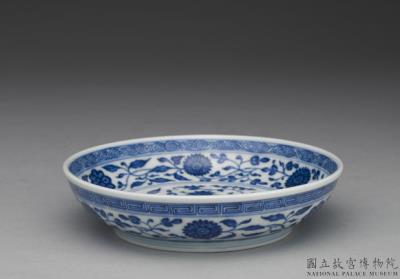 图片[2]-Dish with Indian lotus scrolls in underglaze blue, Qing dynasty, Qianlong reign (1736-1795)-China Archive